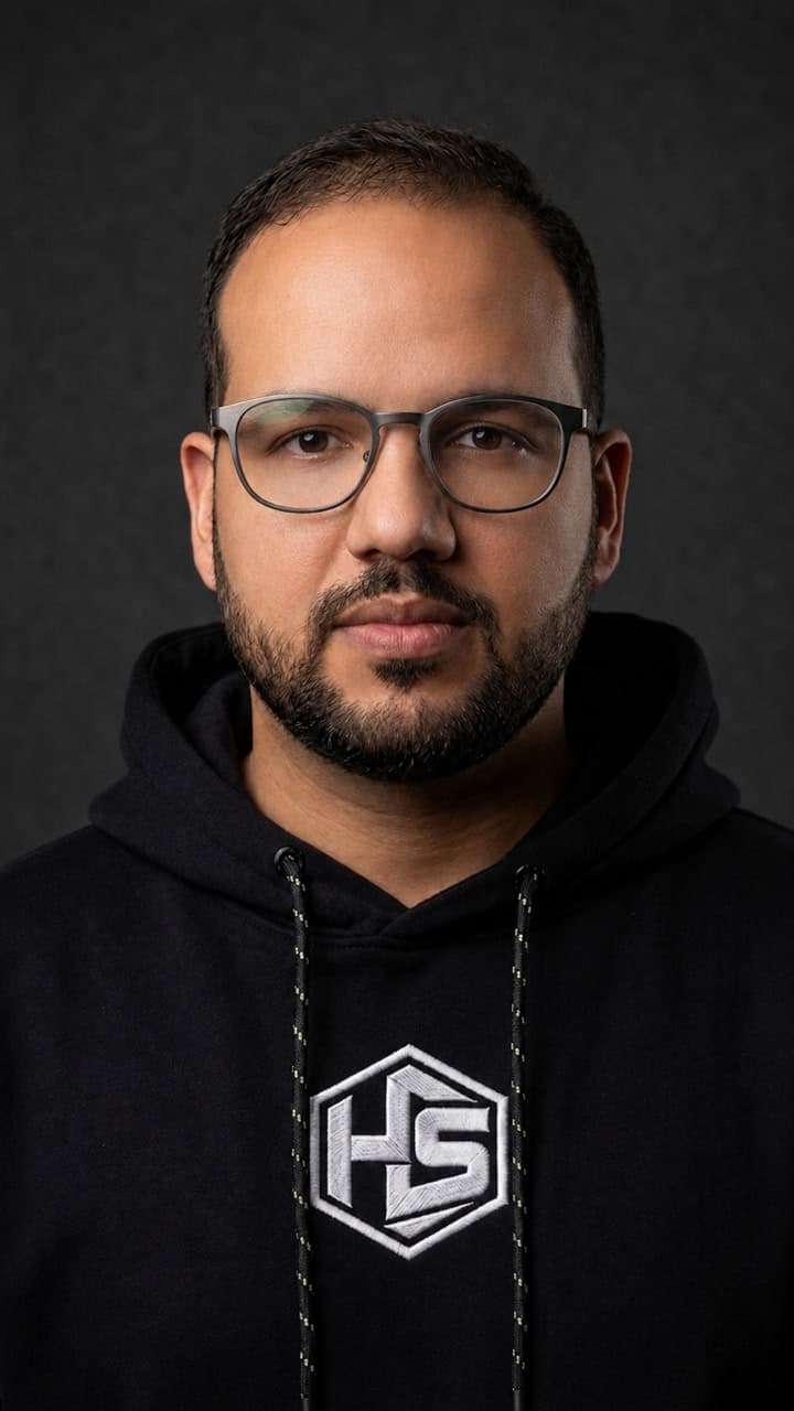 Héctor Sulbarán wearing a black hoodie in a dark portrait
